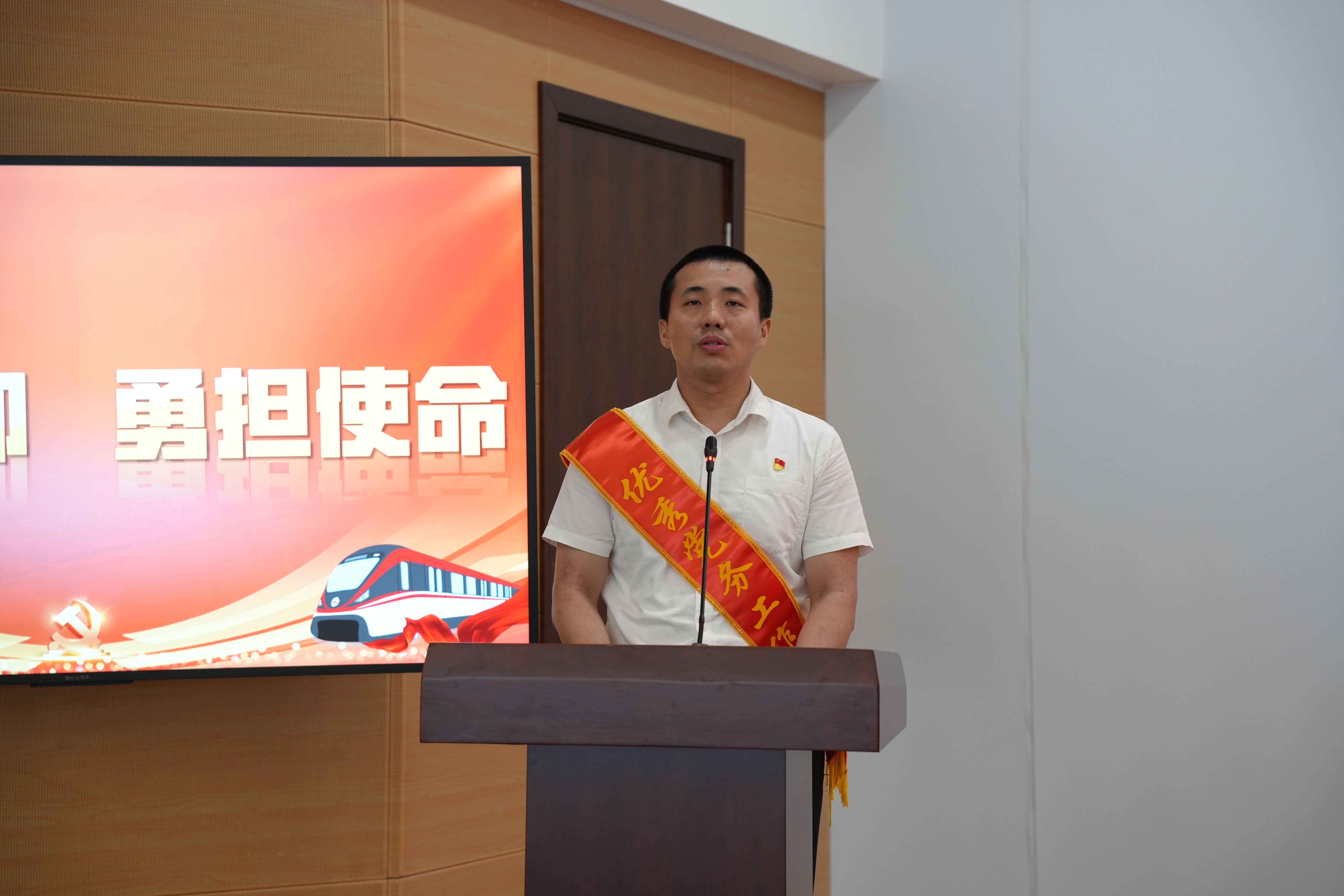 優(yōu)秀黨務(wù)工作者代表.JPG